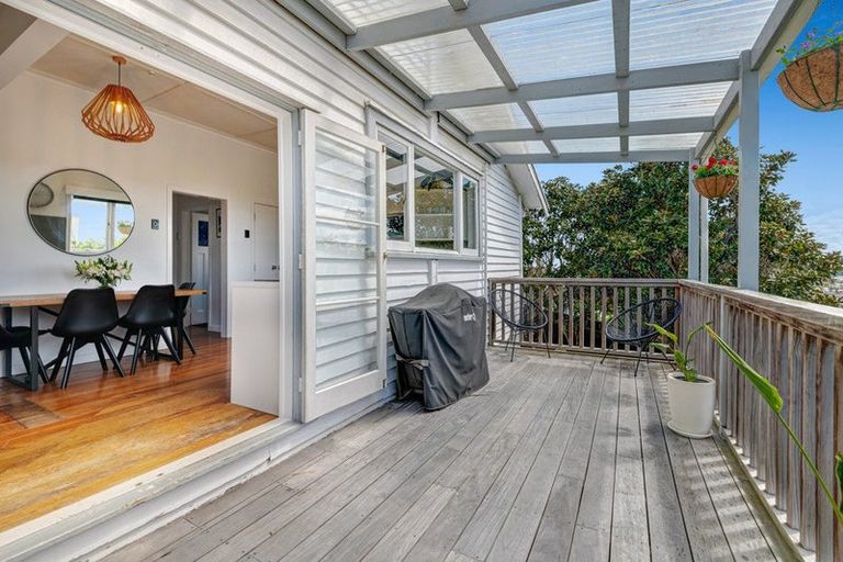 Photo of property in 2/136 Sunset Road, Unsworth Heights, Auckland, 0632