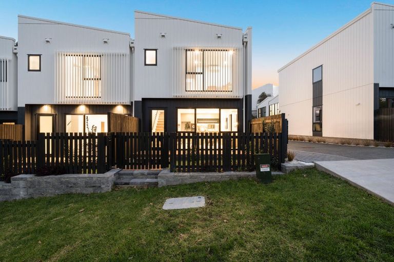Photo of property in 2/18 Handley Avenue, Narrow Neck, Auckland, 0624