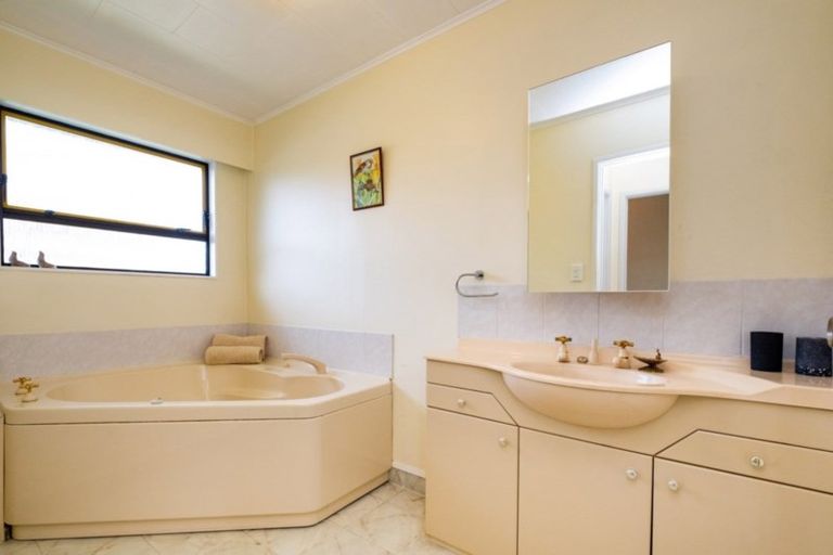 Photo of property in 24 Valerie Street, Clive, 4102