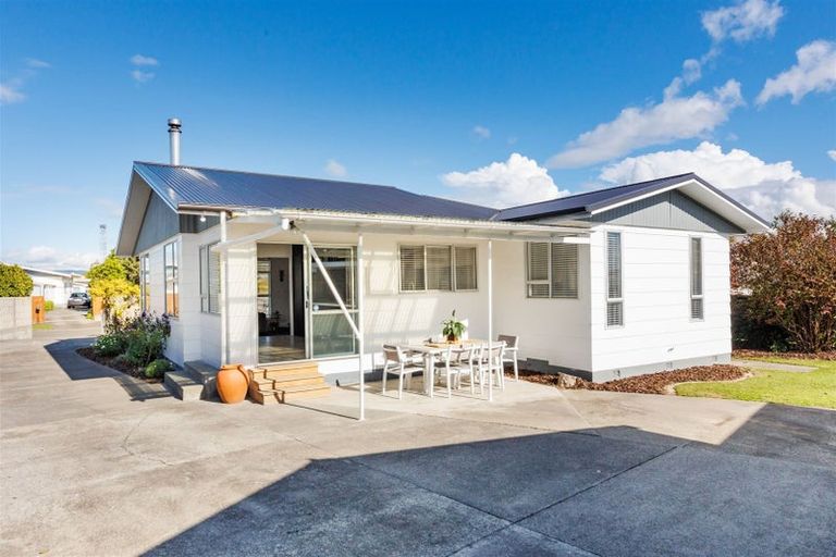 Photo of property in 17 Palliser Place, Milson, Palmerston North, 4414