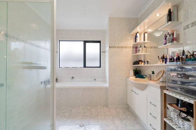 Photo of property in 56 Ribbonwood Crescent, Goodwood Heights, Auckland, 2105