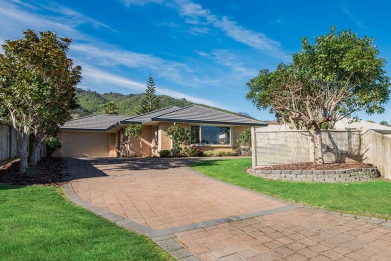 Photo of property in 17 Balmerino Grove, Waikanae, 5036