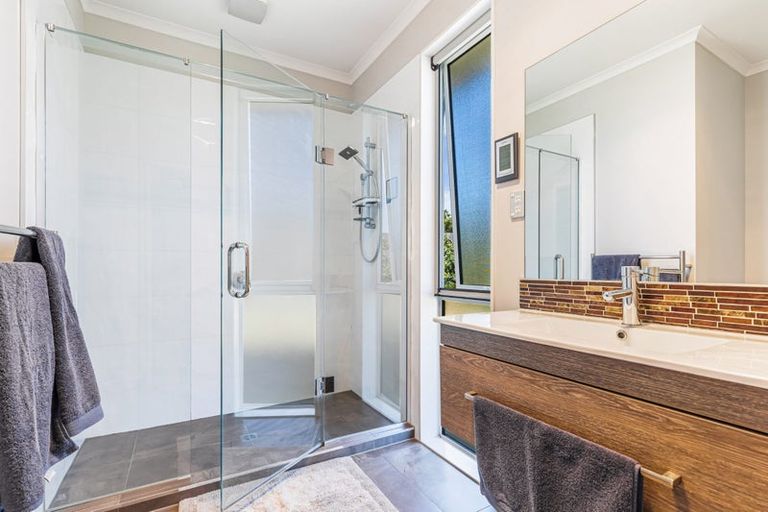 Photo of property in 17 Larmer Drive, Kumeu, 0810