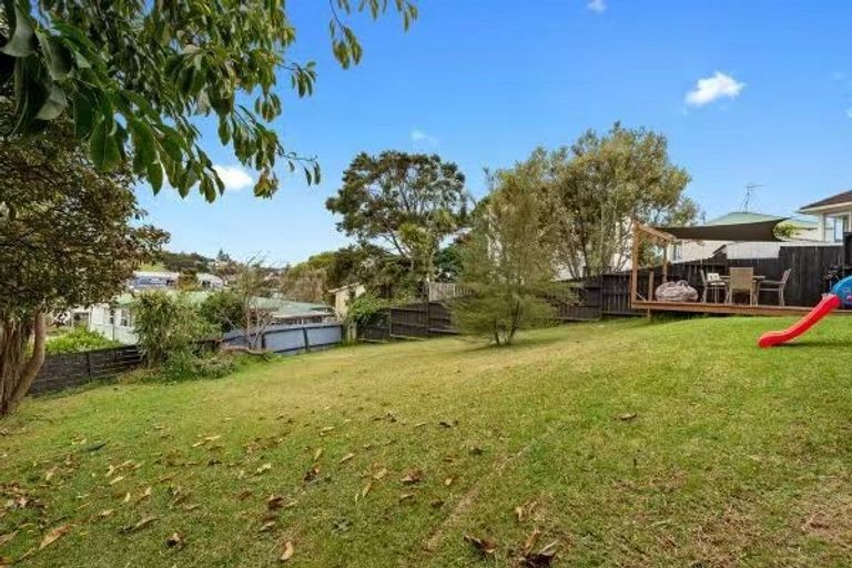 Photo of property in 2/29 Ludlow Terrace, Totara Vale, Auckland, 0627