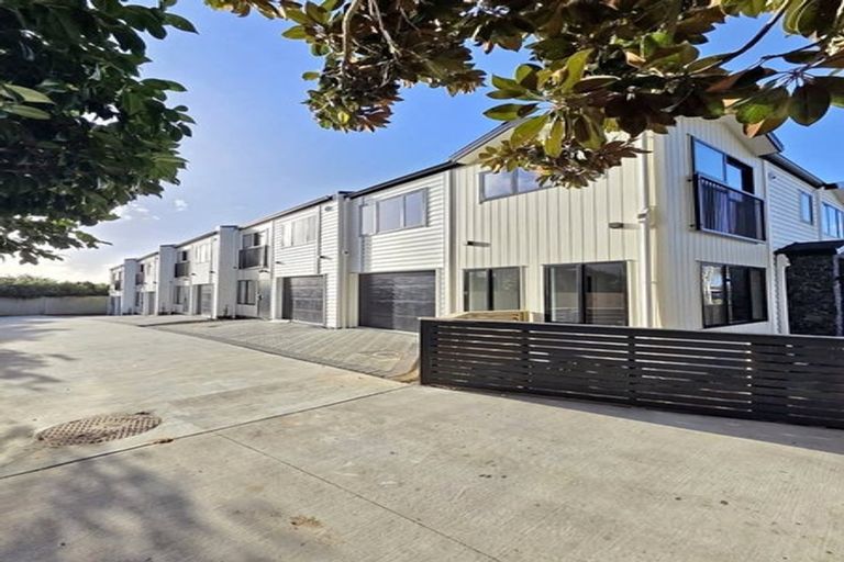 Photo of property in 44 Challen Close, Conifer Grove, Takanini, 2112