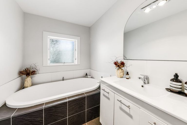 Photo of property in 1/20 Corrella Road, Belmont, Auckland, 0622