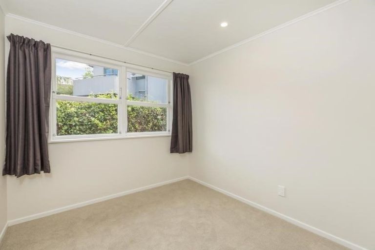 Photo of property in 1/862 East Coast Road, Northcross, Auckland, 0630