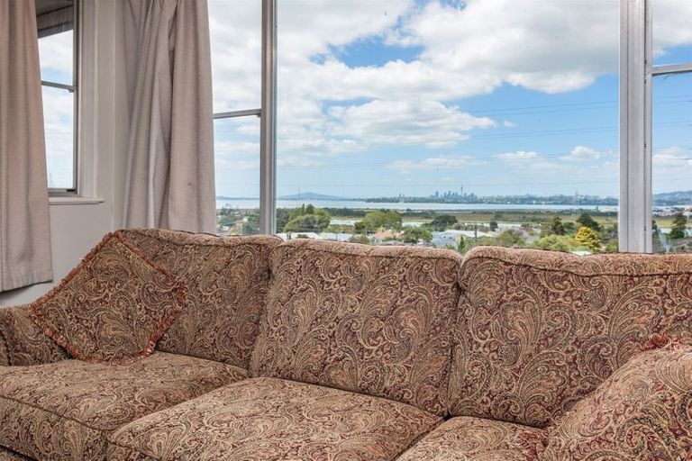 Photo of property in 1 Wakeling Avenue, Te Atatu South, Auckland, 0610