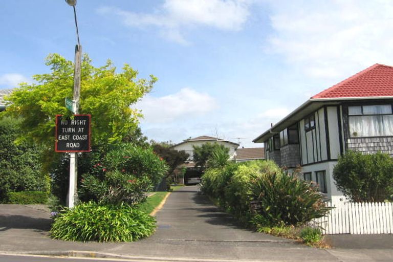 Photo of property in 2/10 Landsberg Way, Windsor Park, Auckland, 0632