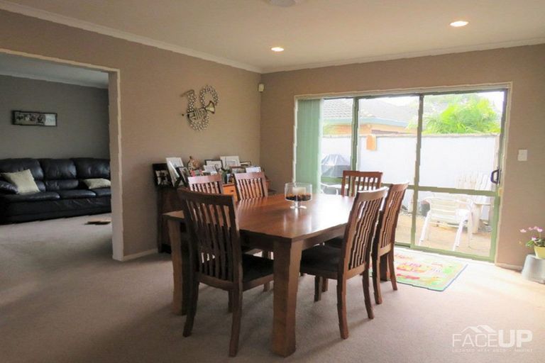 Photo of property in 22 Connemara Court, West Harbour, Auckland, 0618