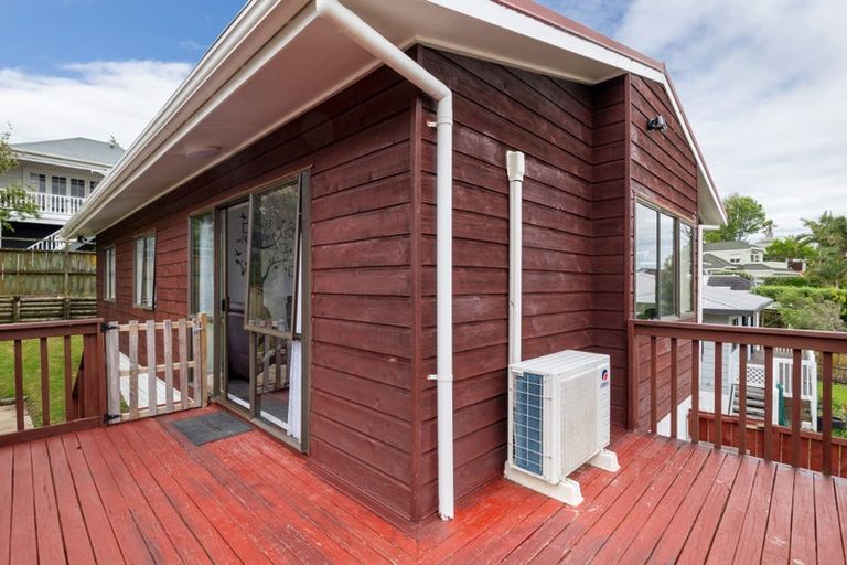 Photo of property in 2/148 Sunset Road, Unsworth Heights, Auckland, 0632