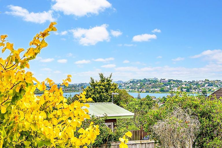 Photo of property in 23 Ellesmere Crescent, Pakuranga Heights, Auckland, 2010