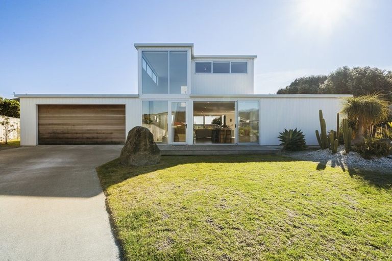 Photo of property in 7 Olliver Grove, Waikanae Beach, Waikanae, 5036