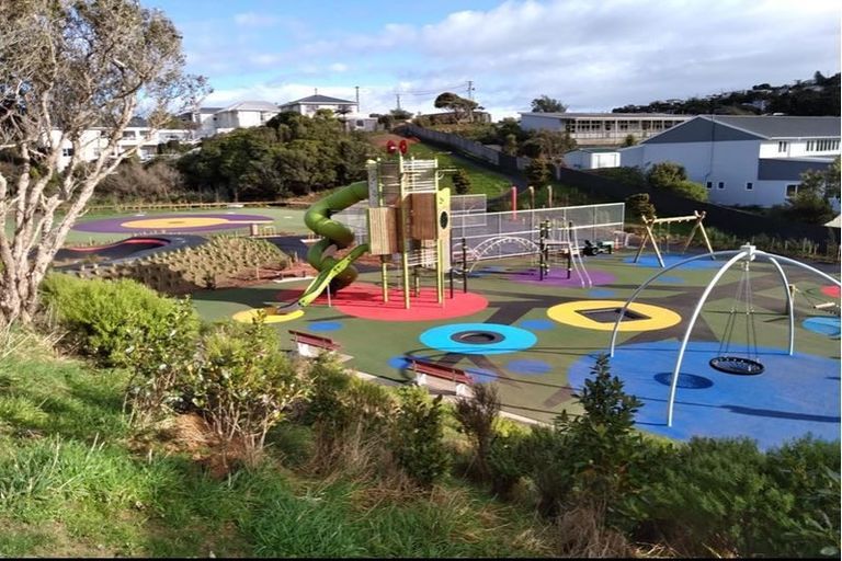 Photo of property in 2/146 Newlands Road, Newlands, Wellington, 6037