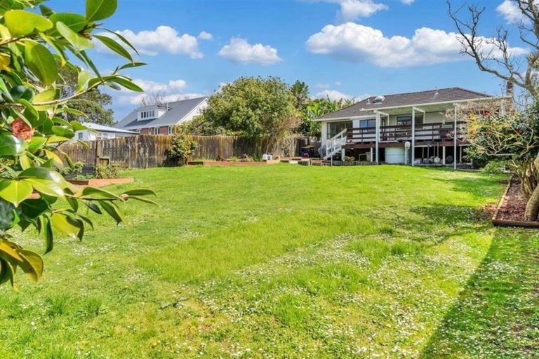 Photo of property in 1 Aorangi Place, Birkenhead, Auckland, 0626