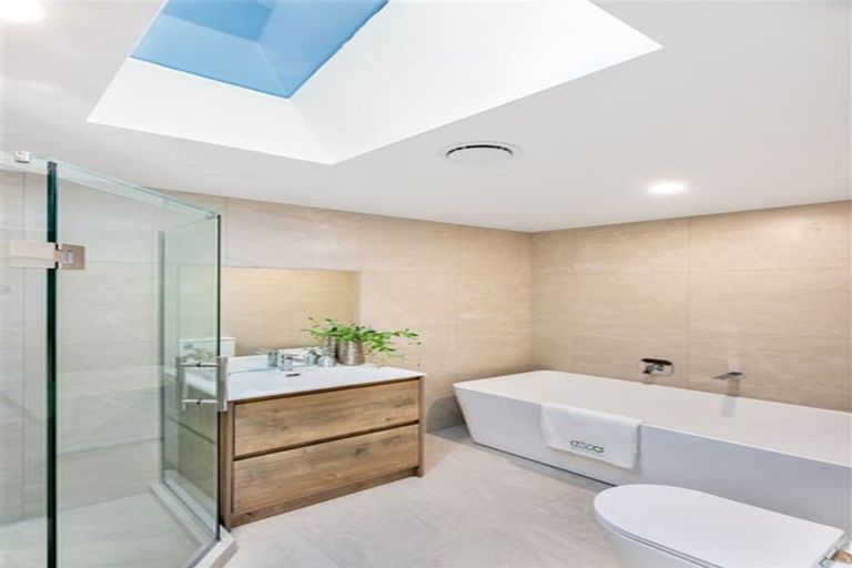 Photo of property in 6c Eversleigh Road, Belmont, Auckland, 0622