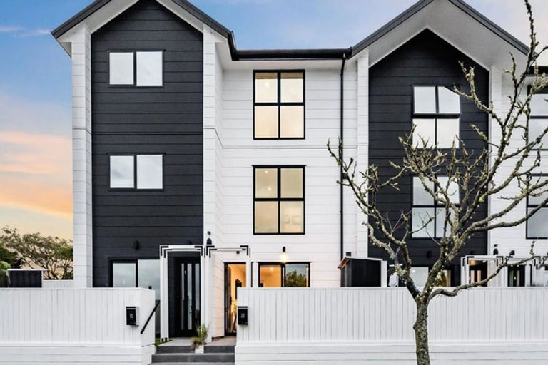Photo of property in 2/2 Jadewynn Drive, Massey, Auckland, 0614