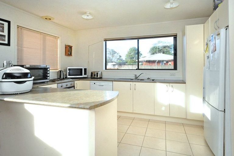 Photo of property in 19 Aitkenhead Court, Parakai, 0830