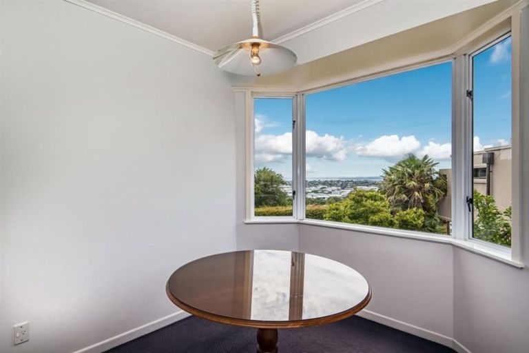 Photo of property in 17 Chivalry Road, Glenfield, Auckland, 0629