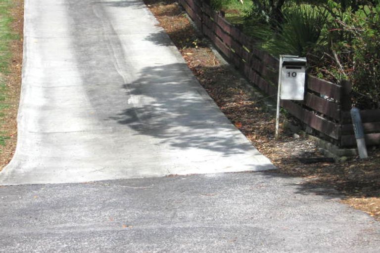 Photo of property in 10 Temuri Place, Glendene, Auckland, 0602