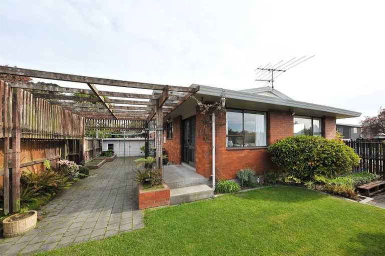 Photo of property in 2/2 Kingham Place, Avonhead, Christchurch, 8042