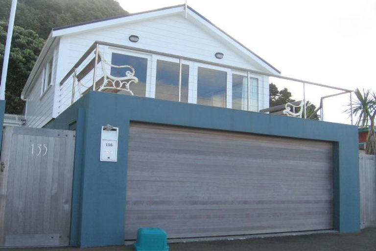 Photo of property in 135 Breaker Bay Road, Breaker Bay, Wellington, 6022