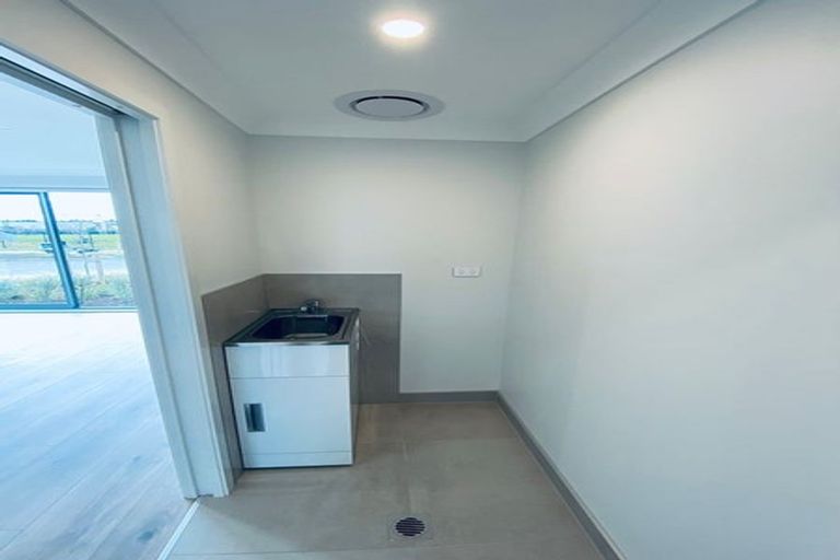 Photo of property in 10 Rauriki Lane, Rosehill, Papakura, 2113