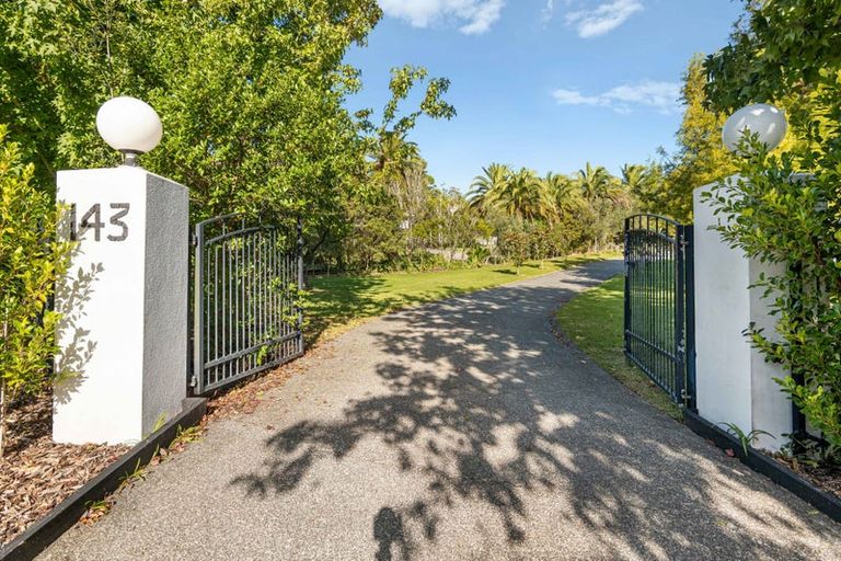 Photo of property in 143 Whangaparaoa Road, Red Beach, 0932