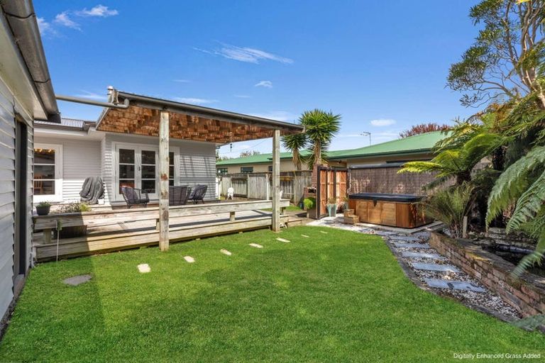 Photo of property in 33 Winston Avenue, Hokowhitu, Palmerston North, 4410