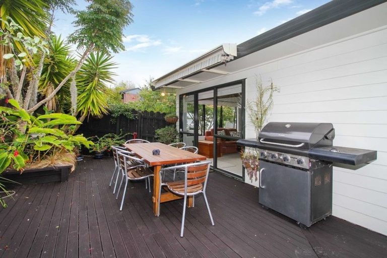 Photo of property in 5 John Webster Place, Glen Eden, Auckland, 0602