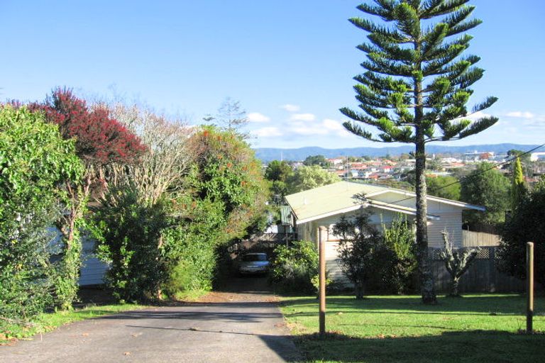 Photo of property in 17 Castaing Crescent, Te Atatu South, Auckland, 0610