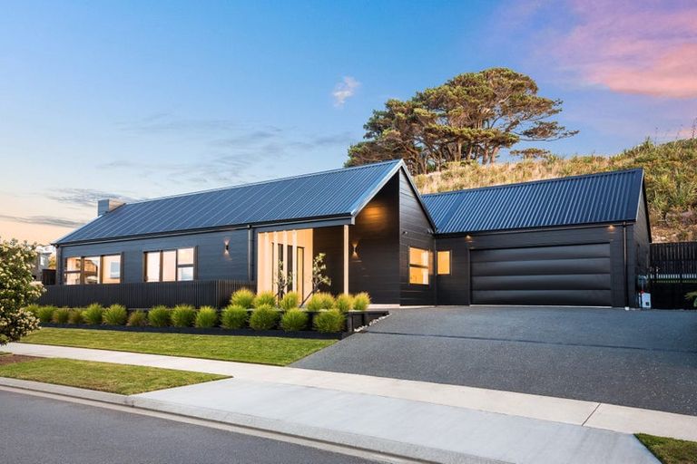 Photo of property in 75 Queen Charlotte Drive, Aotea, Porirua, 5024