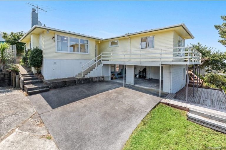 Photo of property in 605 Glenfield Road, Totara Vale, Auckland, 0629