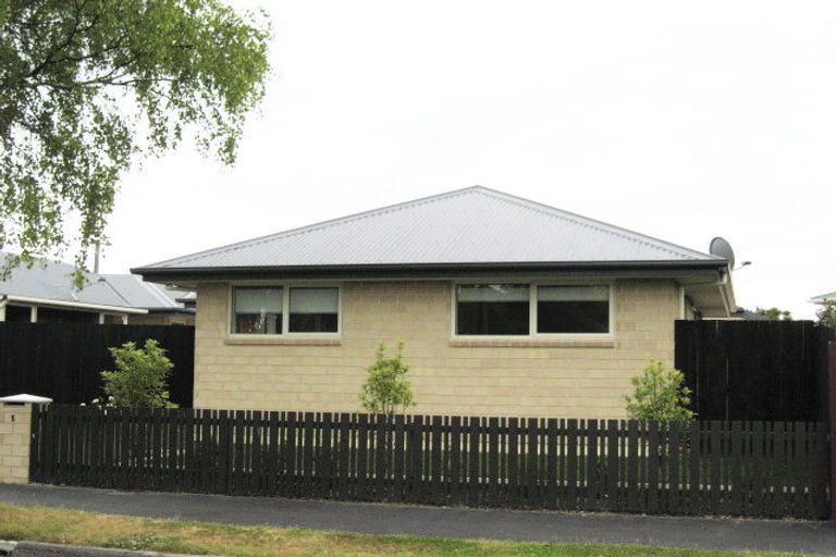 Photo of property in 1 Colina Street, Avonhead, Christchurch, 8042