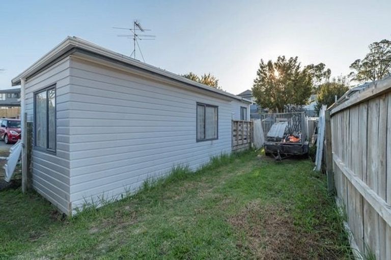 Photo of property in 2/6 Eulogy Place, Randwick Park, Auckland, 2105