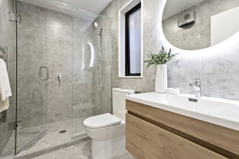 Photo of property in 1e Valron Road, Te Atatu South, Auckland, 0602