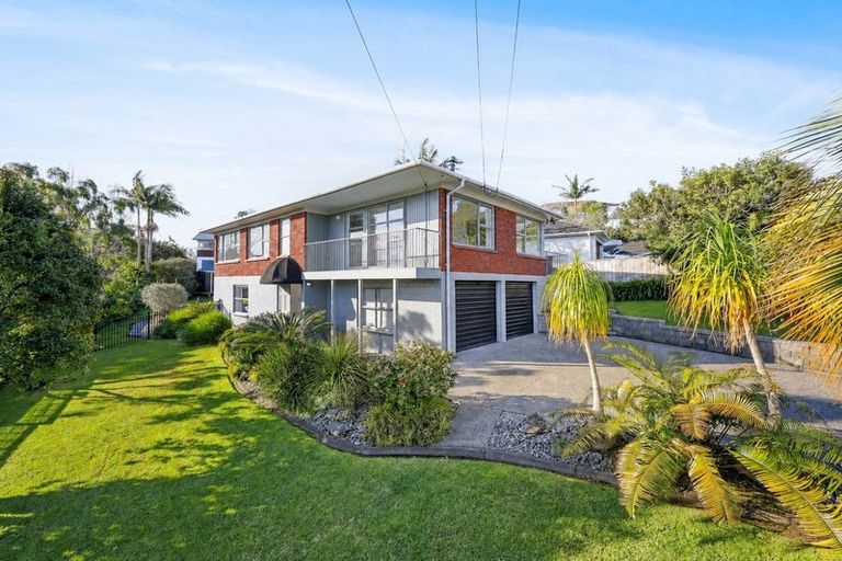 Photo of property in 5 Liston Crescent, Cockle Bay, Auckland, 2014