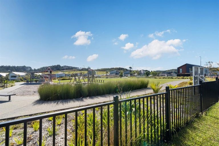 Photo of property in 8 Paparahi Place, Wainui, 0992