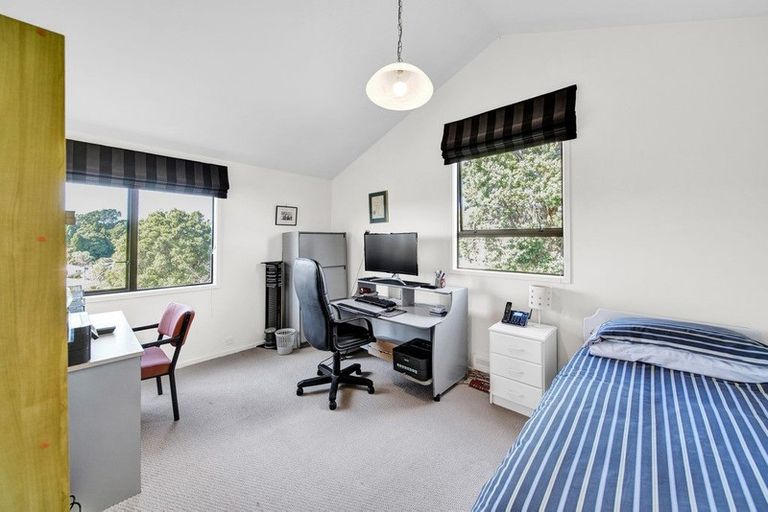 Photo of property in 4 Sequoia Grove, Merrilands, New Plymouth, 4312