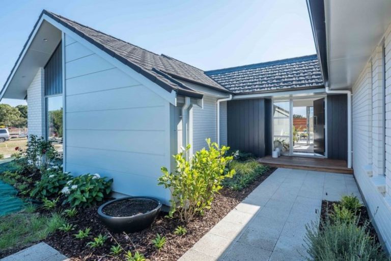 Photo of property in 2 Albizia Grove, Waikanae, 5036