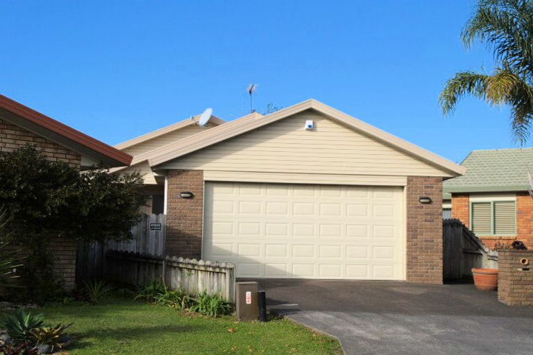 Photo of property in 2/16 Caldbeck Rise, Northpark, Auckland, 2013