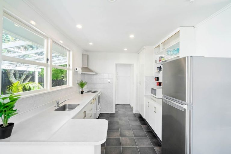 Photo of property in 1/8 Ludlow Terrace, Totara Vale, Auckland, 0627