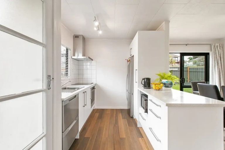 Photo of property in 2/1 Landsdale Place, Massey, Auckland, 0614