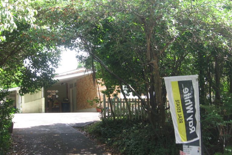 Photo of property in 2/9a South Lynn Road, Titirangi, Auckland, 0604