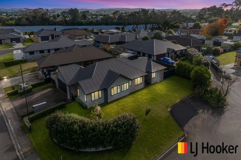Photo of property in 31 Harbour Crest Drive, Waiuku, 2123