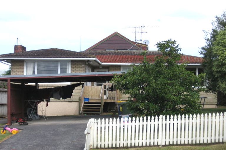 Photo of property in 1/25 Fairclough Road, Beach Haven, Auckland, 0626