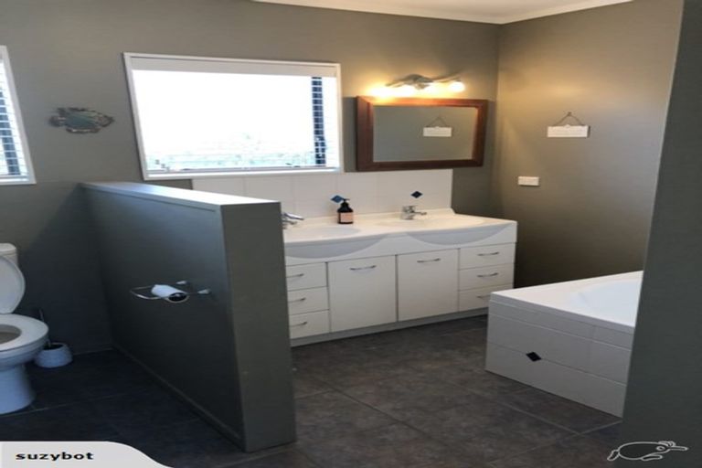 Photo of property in 11 Renata Road, Otaki, 5512