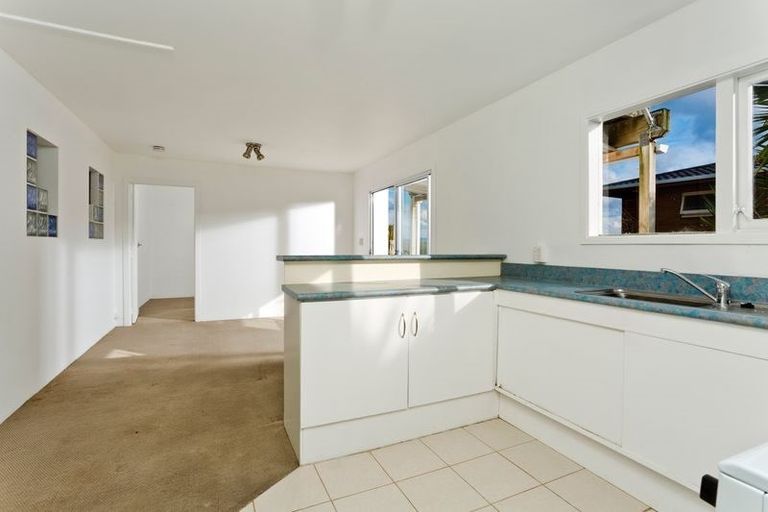Photo of property in 2/20 Pemberton Avenue, Bayview, Auckland, 0629