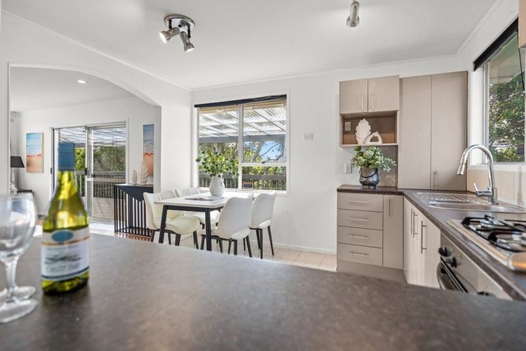 Photo of property in 21 Celeste Place, Totara Vale, Auckland, 0627