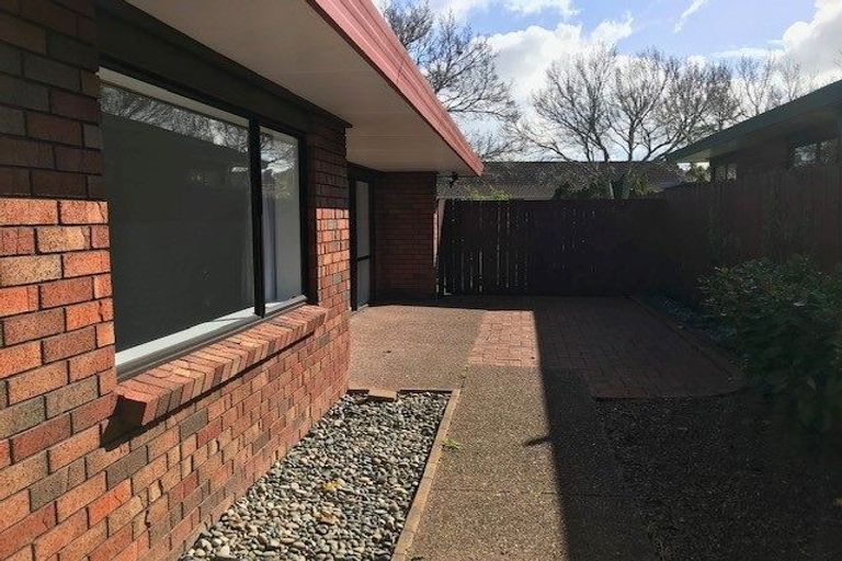 Photo of property in 2/98 Mirrabooka Avenue, Botany Downs, Auckland, 2010